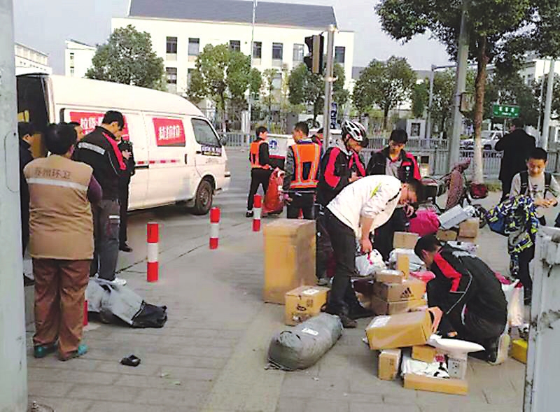 快递公司竟占用人行道分拣快递包裹,影响市容环境和交通安全。记者 吴丽婷摄 快递公司竟占用人行道分拣快递包裹,影响市容环境和交通安全。记者 吴丽婷摄